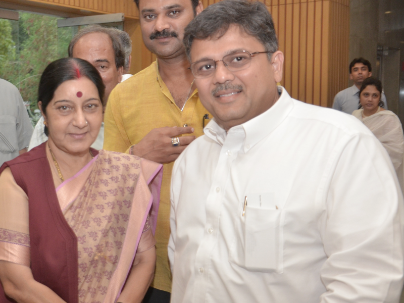 Pranav Desai with Sushma ji, H’ble Cabinet Minister for External Affairs, Govt of India